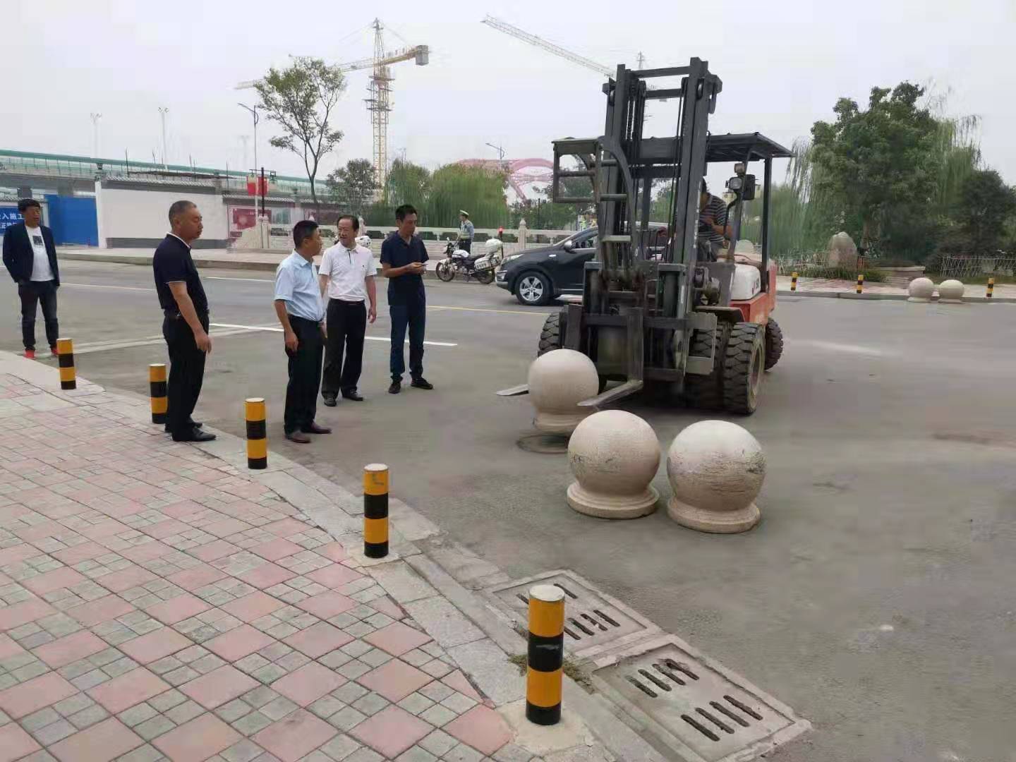 為向新中國成立七十周年獻禮，市城建集團攻堅克難，實現了北門棚改區(qū)域民生路10月1日零時順利通車。國慶假期，市城建集團堅持做好一線工作，在與交警部門共同做好民生路通車保障工作外，抓細節(jié)，抓落實，確保其他各項工作有序推進。.jpg